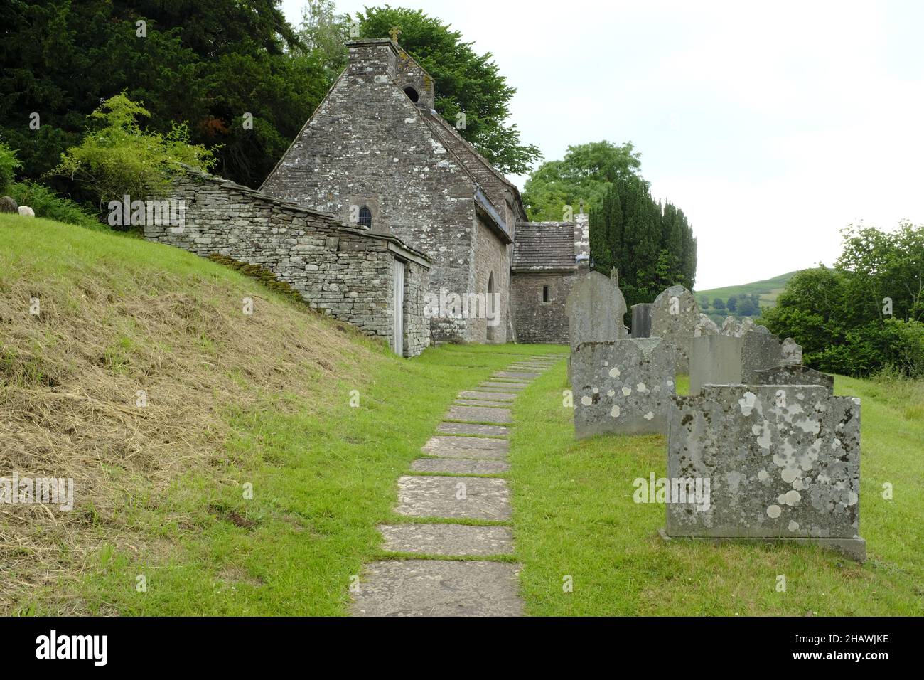 Iglesia de San Issui y cementerio con camino de piedra, Partrishow, Powys, Gales Foto de stock