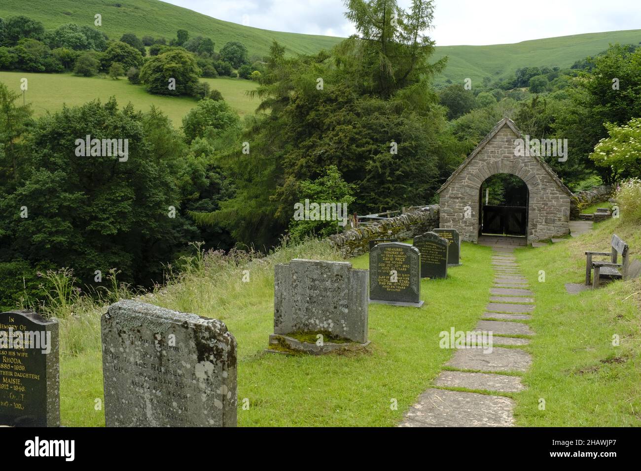 Cementerio de la Iglesia de San Issui y puerta cubierta en un paisaje montañoso, Partrishow, Powys, Gales, Reino Unido Foto de stock