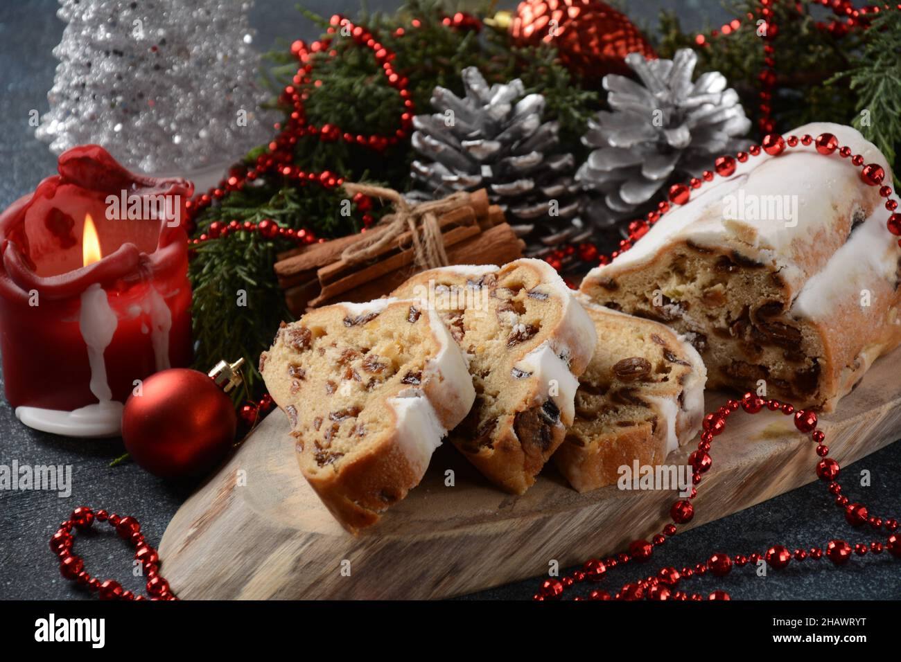 Dresdner Stollen es una torta tradicional alemana con pasas. Regalo para  Navidad. Estilo vintage. Arándano rojo robado, árbol de Navidad,  ornamentos, y vela Fotografía de stock - Alamy