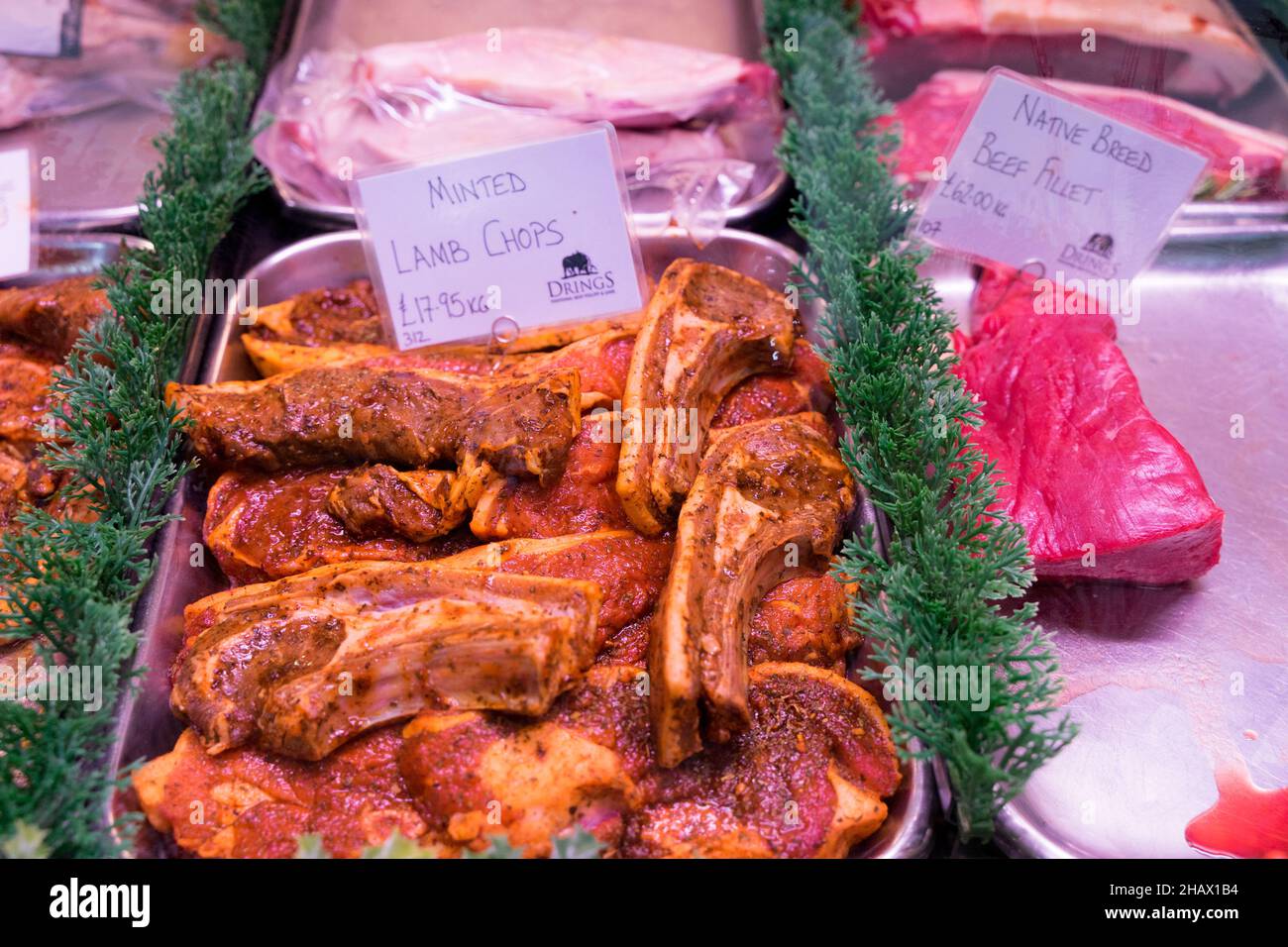 CHULETAS DE CORDERO recuñadas en un recipiente rectangular en la carnicería Greenwich Londres Inglaterra Reino Unido Foto de stock