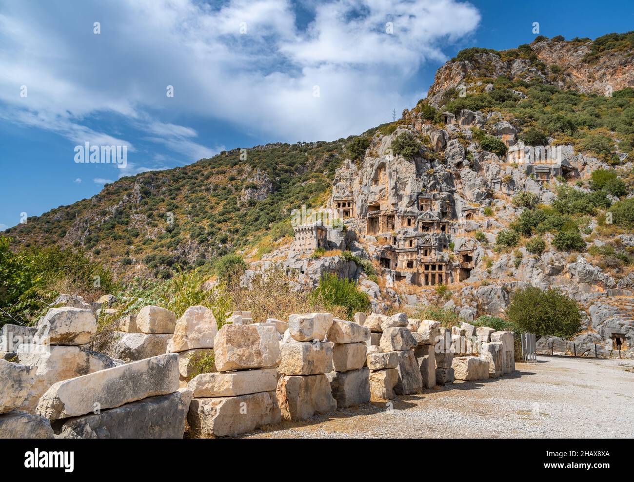 Tumbas cortadas en roca en la antigua ciudad de Myra, Turquía. Foto de stock