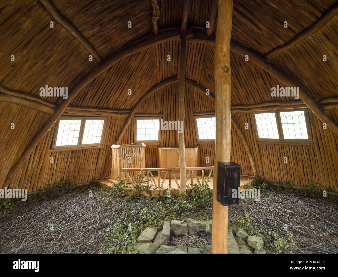 Interior natural mínimo de la Iglesia en el estilo tradicional saami en la aldea sami Staloluokta en el lago Virihaure. Ruta de senderismo de Padjelantaleden. SUECIA Foto de stock
