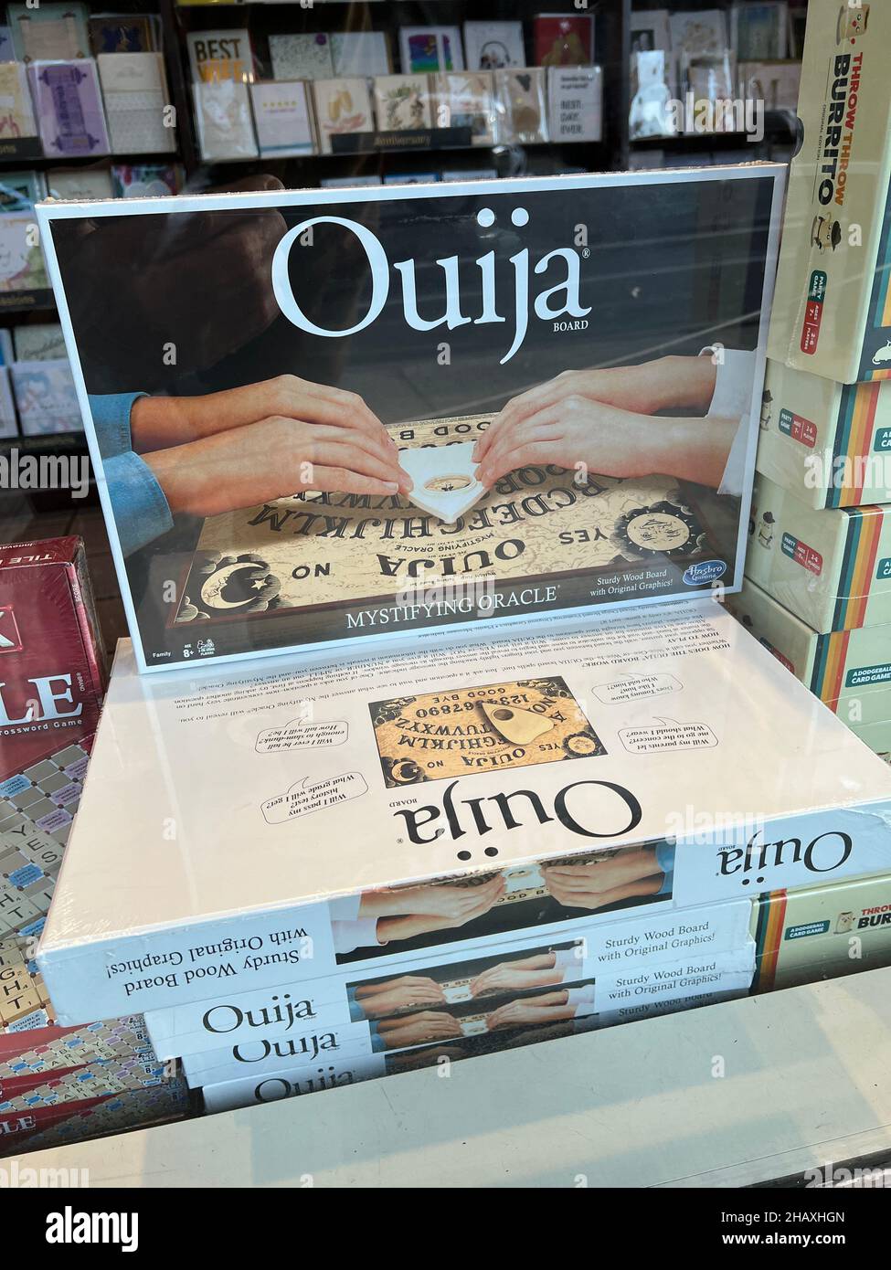 Ouija Board también conocido como Spirit o Talking, juegos de mesa a la  venta en una librería Barnes & Noble en Brooklyn, Nueva York. Ouija es un  juego para obtener respuestas de
