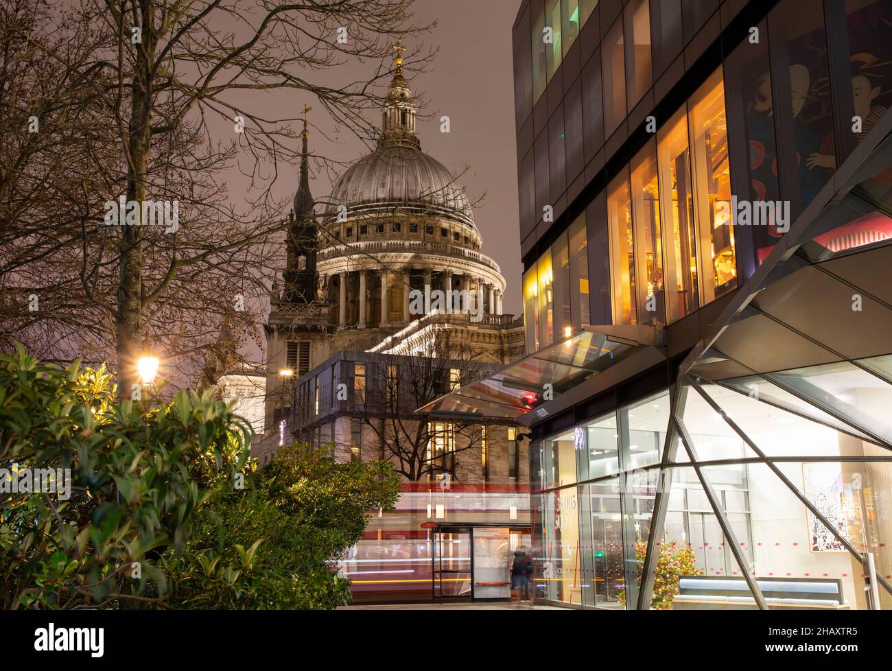 Londres, Reino Unido - 14th de diciembre de 2021:La calle cerca de la Catedral de San Pablo representa una mezcla de arquitectura antigua y nueva Foto de stock