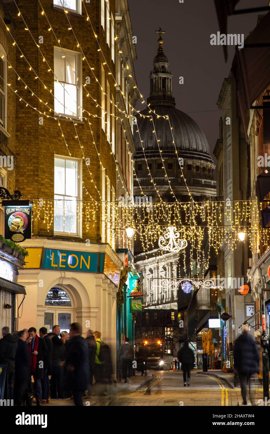Londres, Reino Unido - 14th de diciembre de 2021: La calle Watling cerca de la Catedral de San Pablo se adorna con luces navideñas Foto de stock