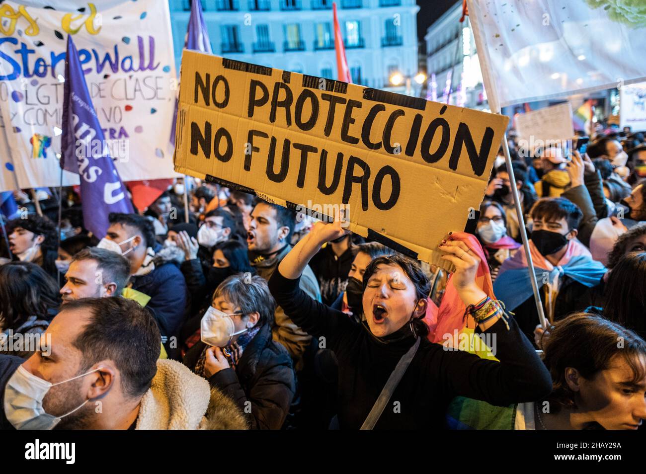 Madrid, España. 15th de Dic de 2021. Un manifestante tiene una pancarta que dice 'no hay protección, no hay futuro' cuando la gente se reunió en la Puerta del Sol durante una protesta para defender los derechos del colectivo LGTBI. La protesta se organizó cuando se supo que la propuesta para la Ley de Igualdad del partido de extrema derecha VOX incluía en una de sus secciones la derogación de las dos leyes que ya protegen este colectivo y que se votarán el 16 de diciembre en la Asamblea de Madrid. Crédito: Marcos del Mazo/Alamy Live News Foto de stock