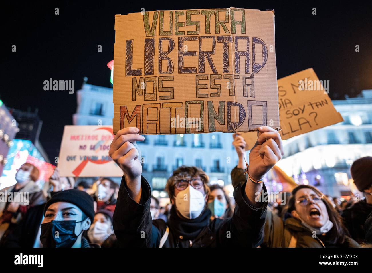 Madrid, España. 15th de Dic de 2021. Un manifestante tiene una pancarta que dice 'Tu libertad nos está matando' cuando la gente se reunió en Puerta del Sol durante una protesta para defender los derechos del colectivo LGTBI. La protesta se organizó cuando se supo que la propuesta para la Ley de Igualdad del partido de extrema derecha VOX incluía en una de sus secciones la derogación de las dos leyes que ya protegen este colectivo y que se votarán el 16 de diciembre en la Asamblea de Madrid. Crédito: Marcos del Mazo/Alamy Live News Foto de stock