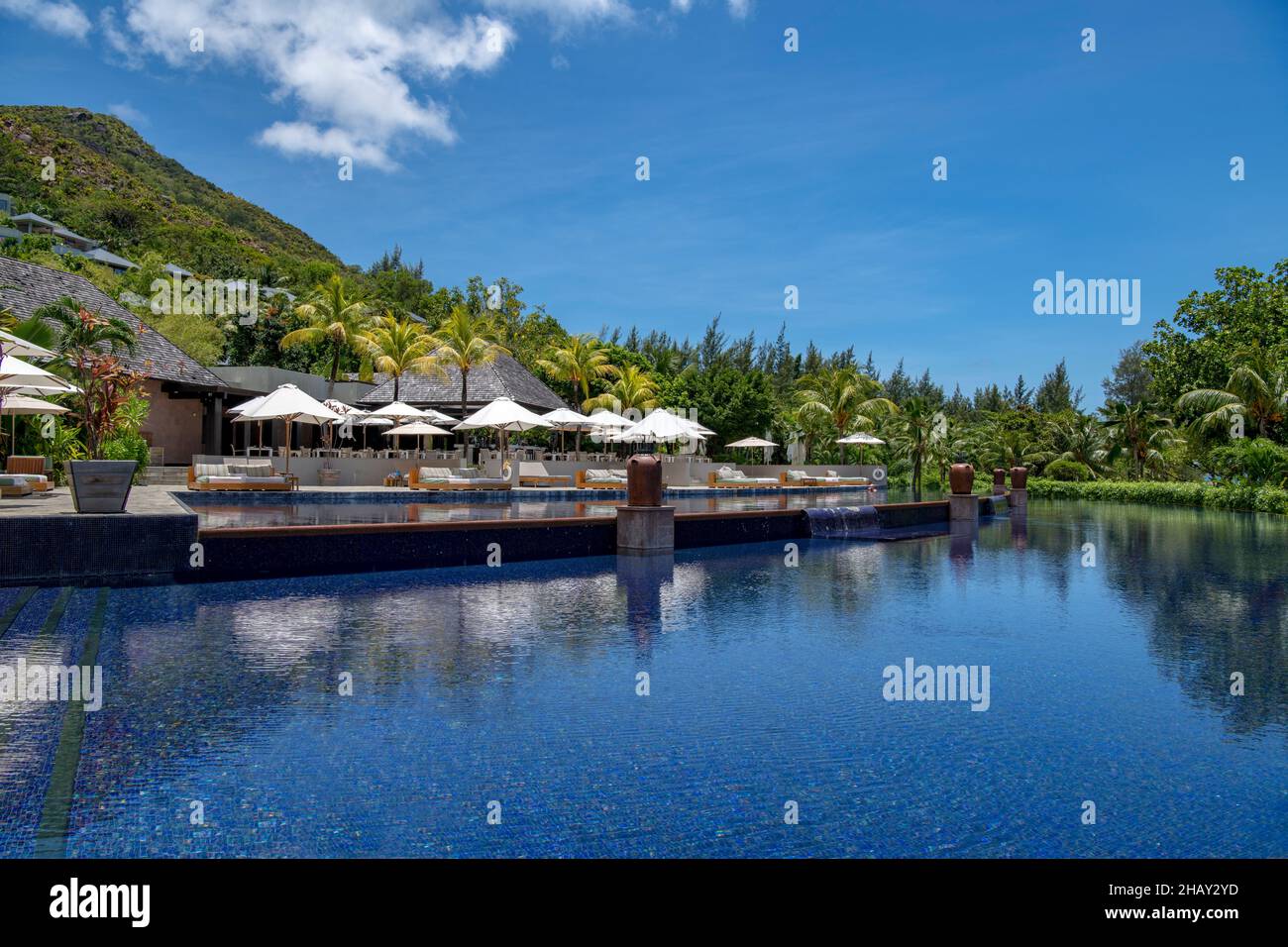 Piscina y lago Raffles Hotel Anse Takamaka Praslin Island Seychelles Foto de stock