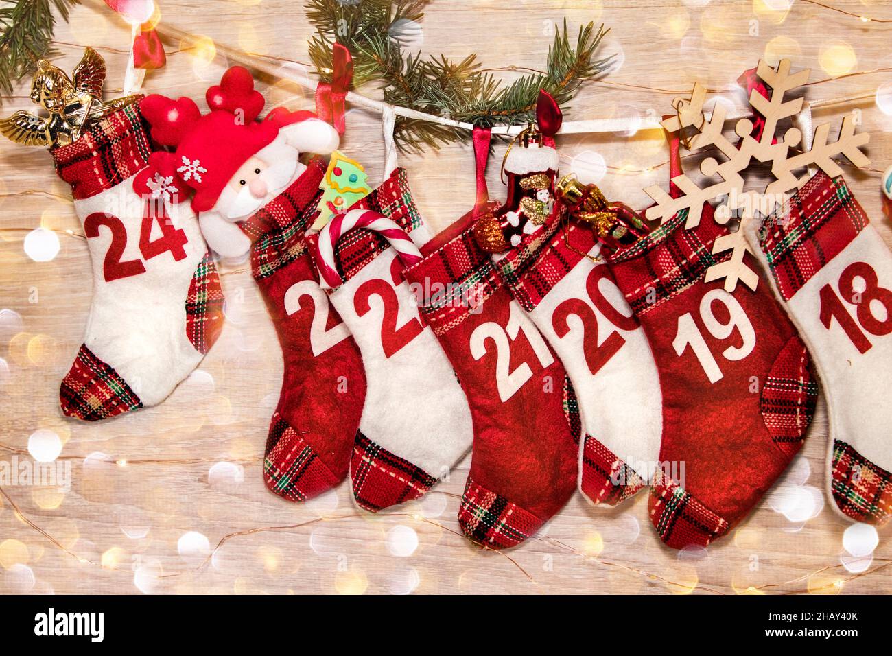 Calcetines calendario de adviento para todos los días con regalos para  niños Nochebuena. Tradiciones navideñas. Calcetines con fechas del 1 al 24  de diciembre con regalos para Fotografía de stock - Alamy