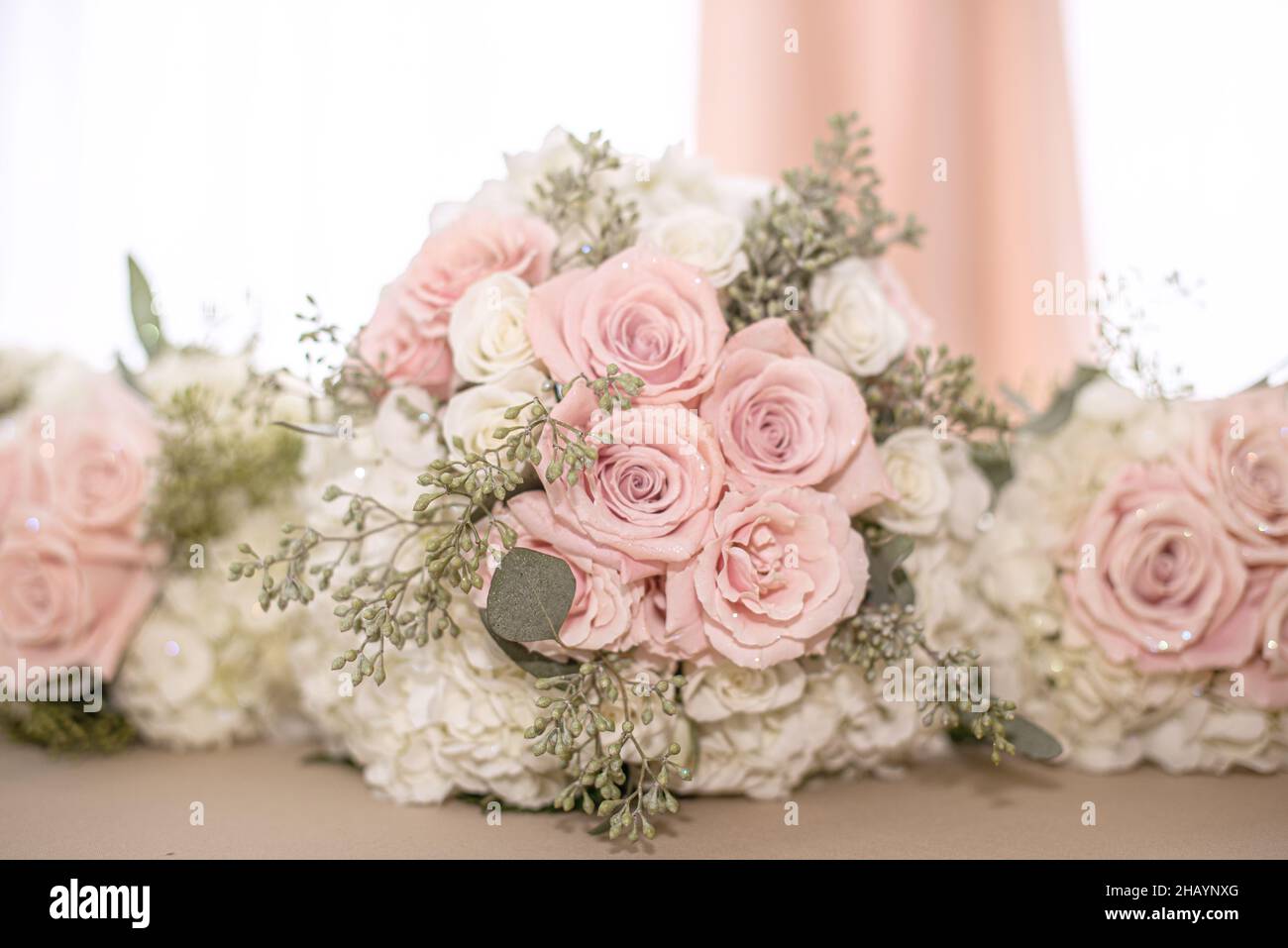 Rosas rosadas y blancas con hortensias blancas ramos de fiesta nupcial  alineados Fotografía de stock - Alamy