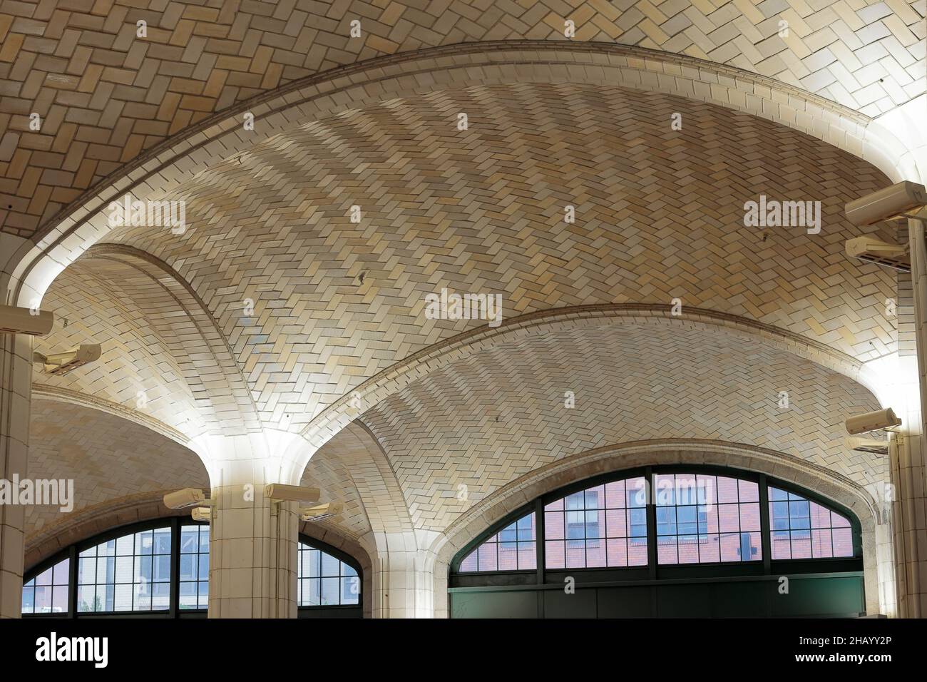 Un techo de bóveda de azulejos de terracota Guastavino dentro de un edificio en Nueva York, NY. Rafael Guastavino era famoso por su sistema de azulejos entrelazados y arcos Foto de stock