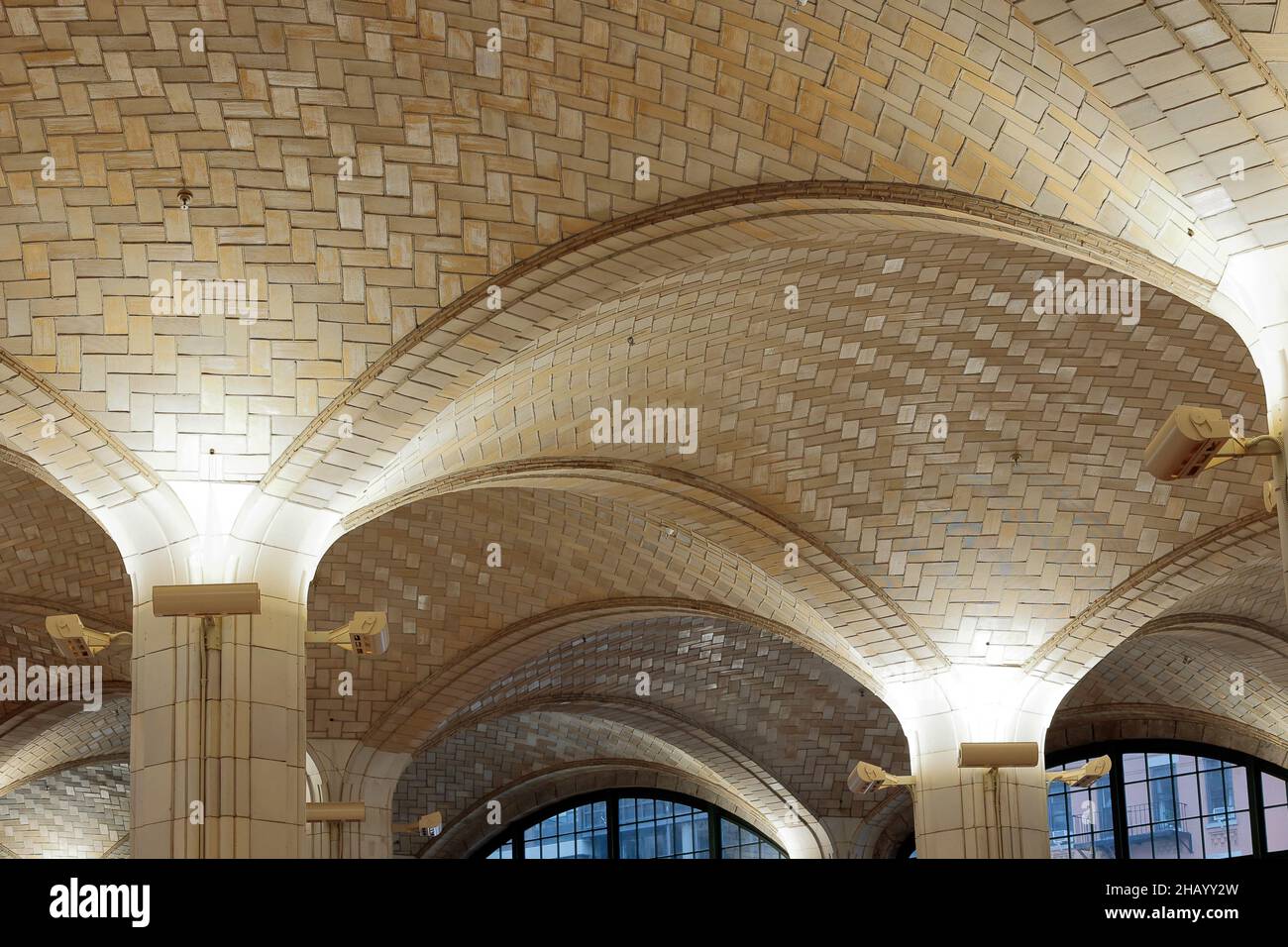 Un techo de bóveda de azulejos de terracota Guastavino dentro de un edificio en Nueva York, NY. Rafael Guastavino era famoso por su sistema de azulejos entrelazados y arcos Foto de stock