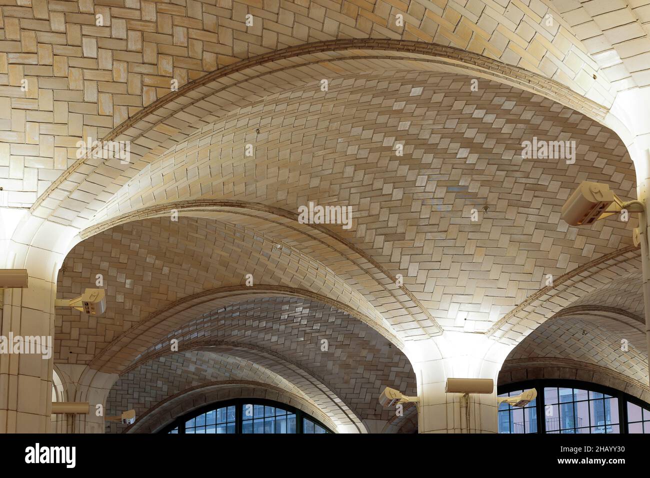 Un techo de bóveda de azulejos de terracota Guastavino dentro de un edificio en Nueva York, NY. Rafael Guastavino era famoso por su sistema de azulejos entrelazados y arcos Foto de stock