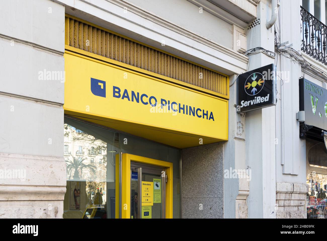 Banco pichincha fotografías e imágenes de alta resolución - Alamy