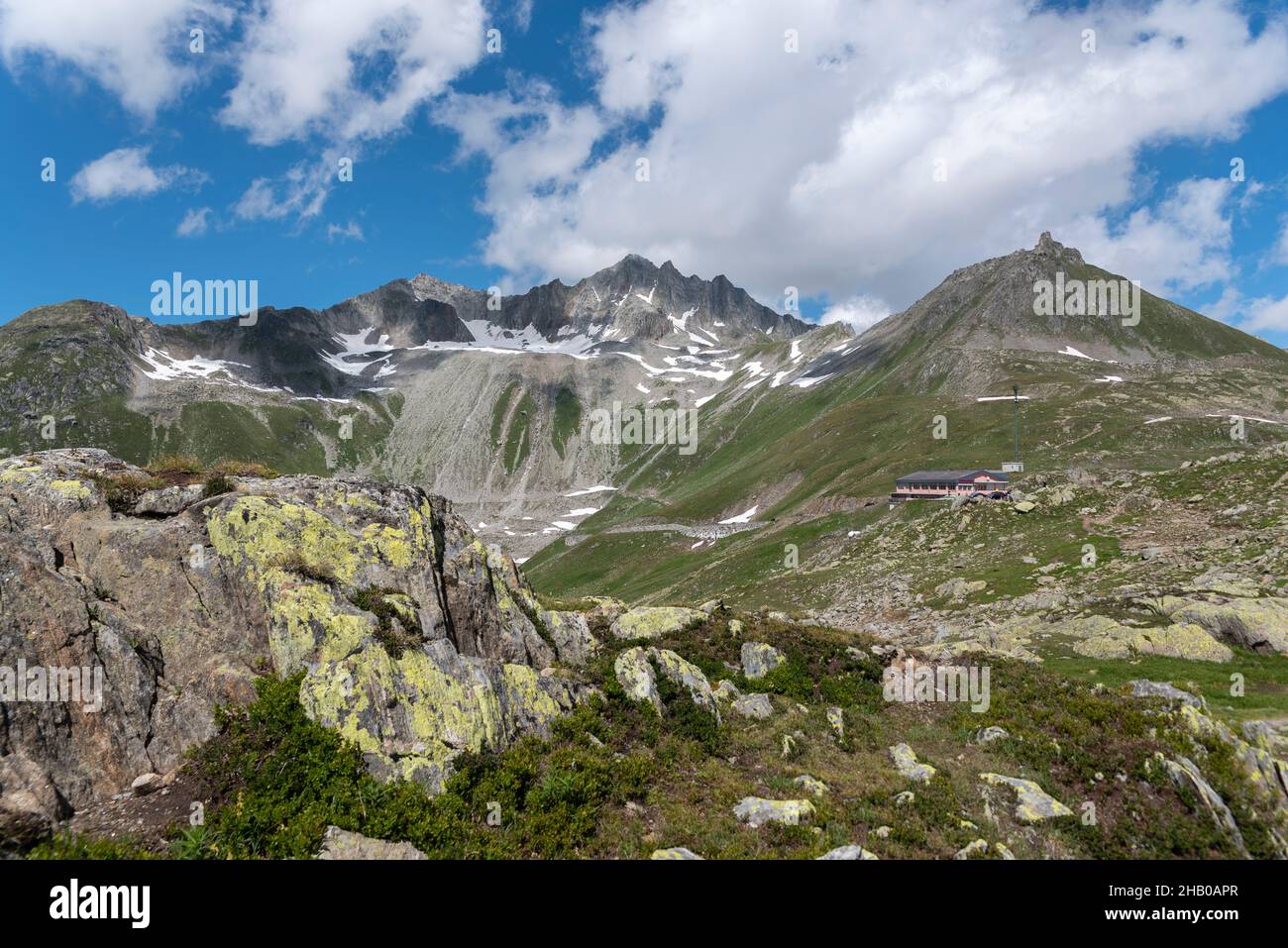 Paisaje alpino en el Paso de Nufenen con las montañas Piizzo Gallina y Chilchhorn, Ulrichen, Valais, Suiza, Europa Foto de stock