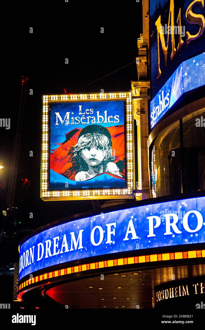 Teatro Queen's jugando Los Miserables en la noche en Piccadilly, Londres, Reino Unido. Foto de stock