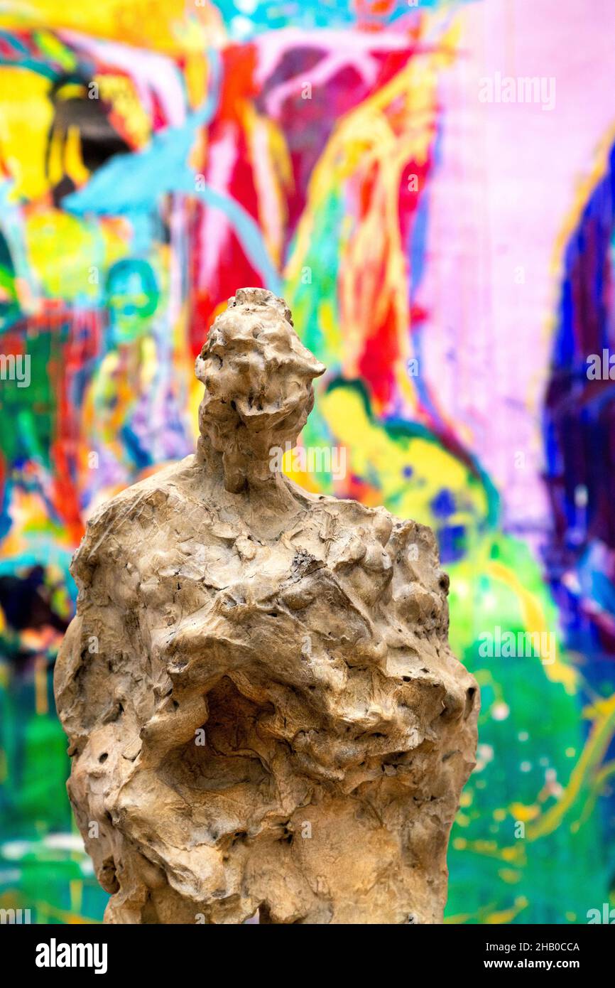 Escultura 'Huriando' de Maurice Blik en la Exposición de Verano de la RA 2021, Londres, Reino Unido Foto de stock