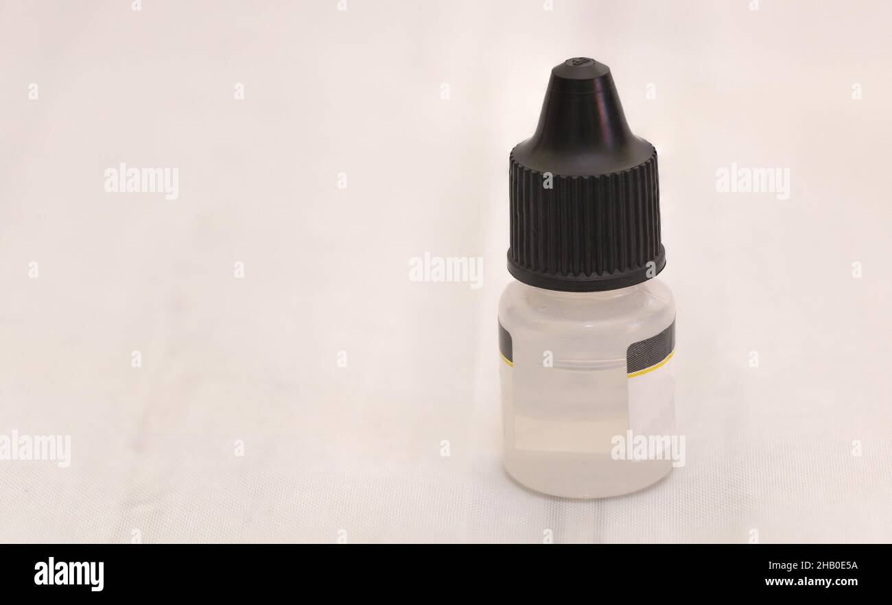 Aceite para máquina de cortar el pelo con espacio de copia Fotografía de  stock - Alamy