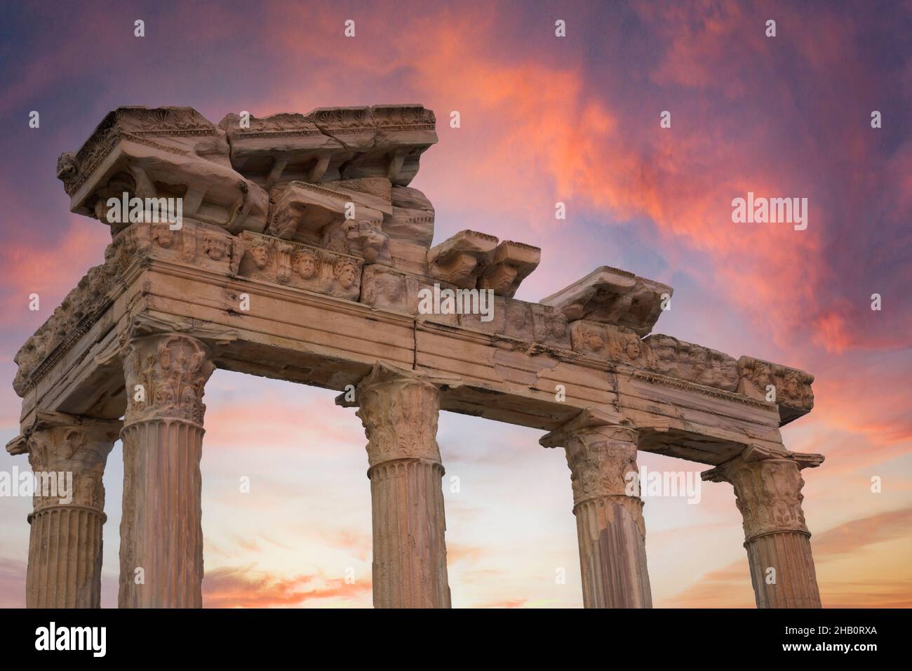 El Templo de Apolo es un templo romano construido alrededor del año 150 d.C. en la costa del Mar Mediterráneo. Lado Antalya Turquía. Puesta de sol clima nublado. Selectivo Foto de stock