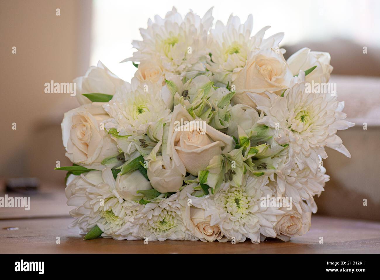 Ramo de novia de rosas y margaritas blancas y rosas Fotografía de stock -  Alamy