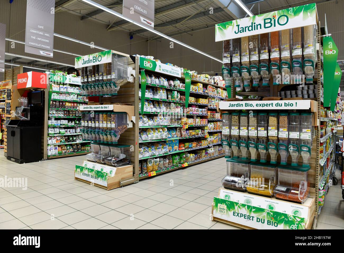 Dispensador de alimentos a granel, cereales, en un supermercado Intermarche Foto de stock