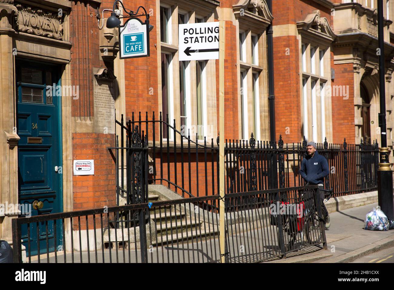 En el centro de Londres se ve una señal de «mesa electoral», presentada antes de las elecciones locales. Foto de stock