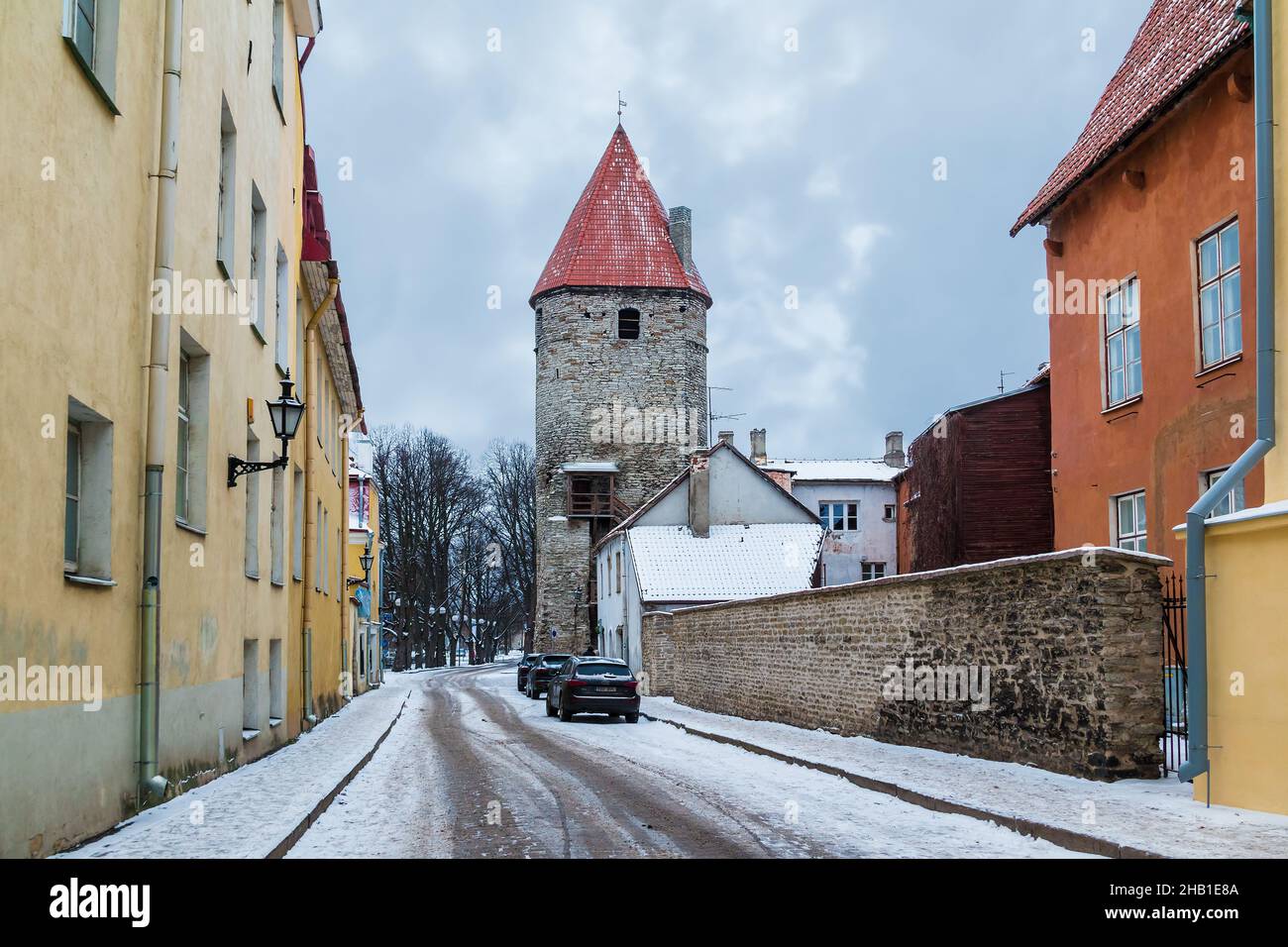 Tallin, Estonia - 25 de diciembre de 2018: Vista en perspectiva de los edificios de apartamentos y la Torre de la Plata en la calle Suurtuki en el casco antiguo de Tallin en Ov Foto de stock