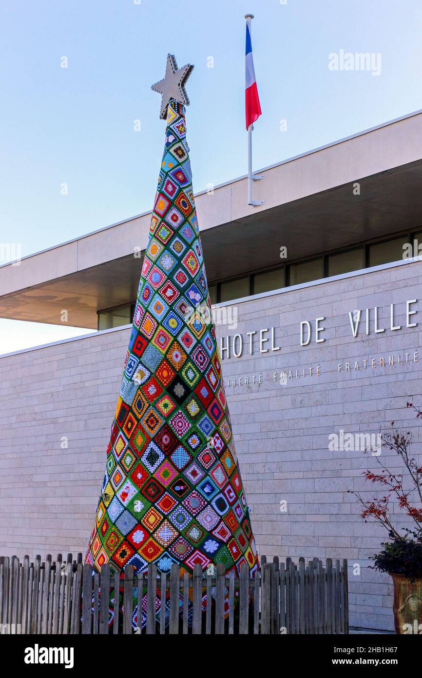 Defi en Aiguilles: Árbol de Navidad hecho con crochet tejido. Juvignac,  Occitanie, Francia Fotografía de stock - Alamy