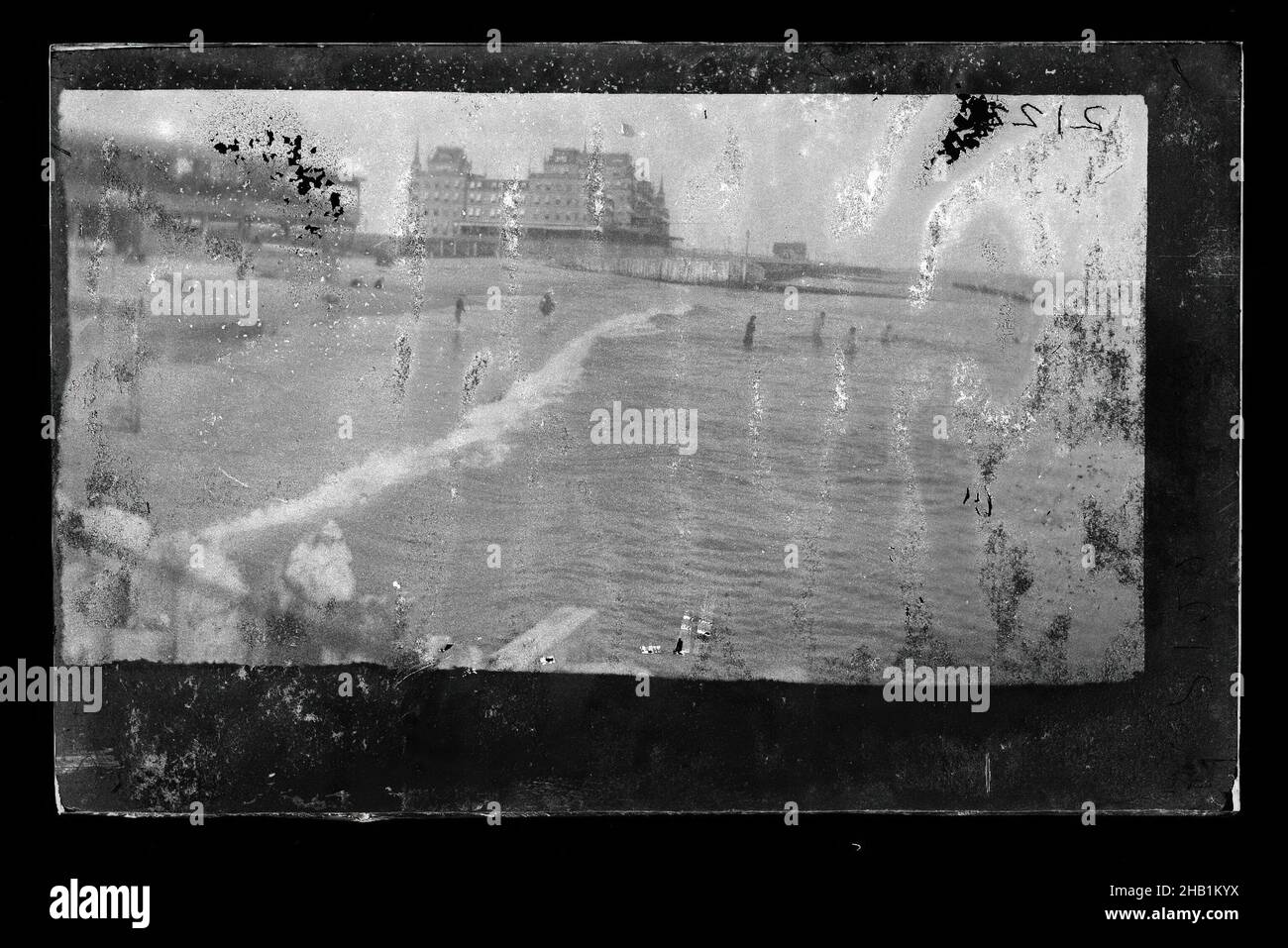 Manhattan Beach, Coney Island, Brooklyn, George Bradford Brainerd, norteamericano, 1845-1887, placa negativa seca, aprox. 1872-1887, 19th siglo, americano, playa, goers de playa, Brooklyn, medios dañados, Brooklyn histórico, viejo Brooklyn, muelle, orilla, frente al mar Foto de stock