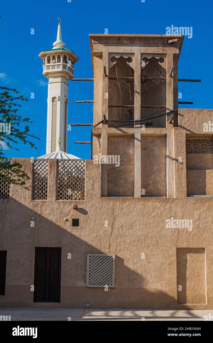 Minarete y una torre de viento en el Distrito Histórico Al Fahidi en Dubai, EAU Foto de stock