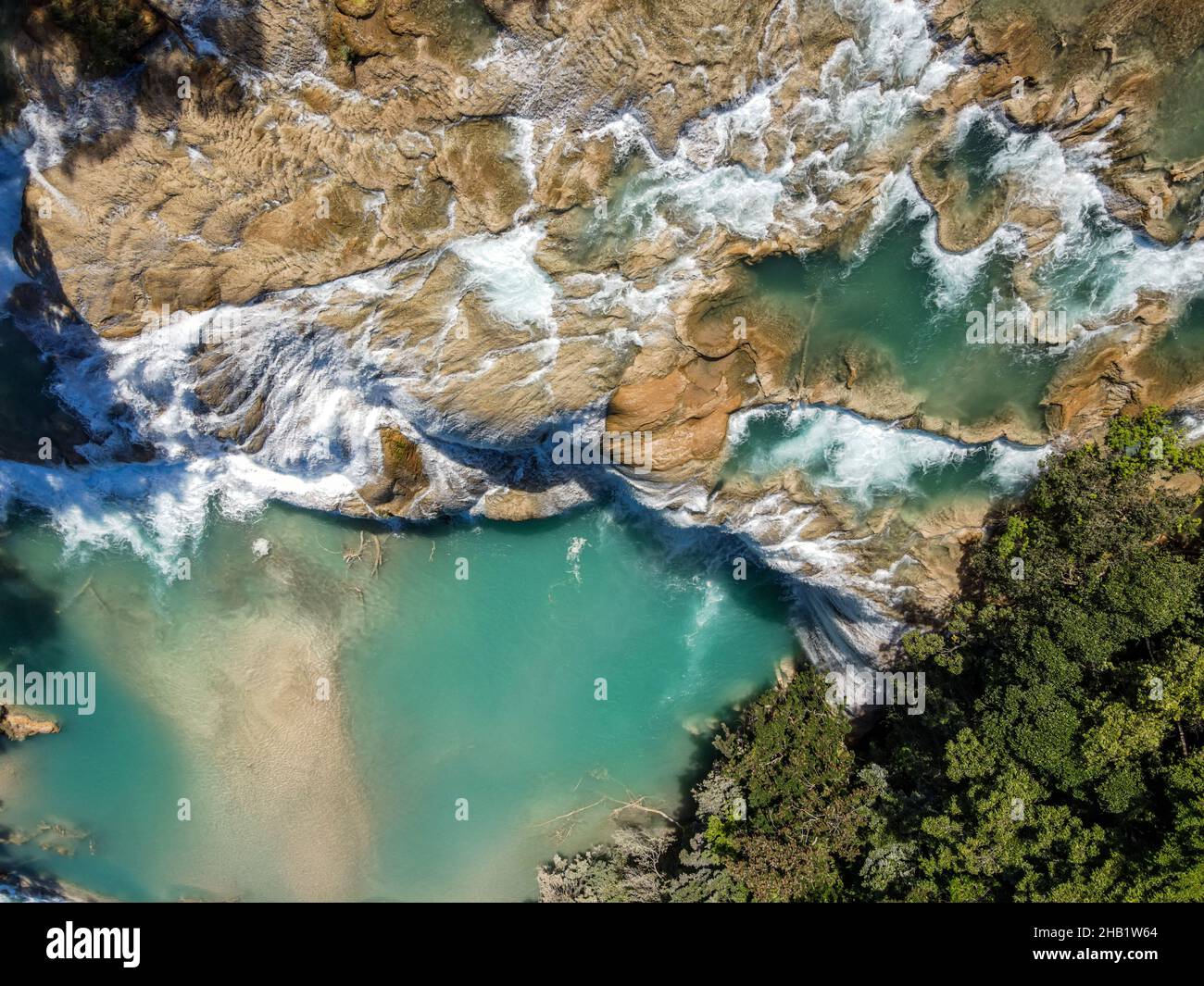 vista aérea de la cascada de agua azul Foto de stock