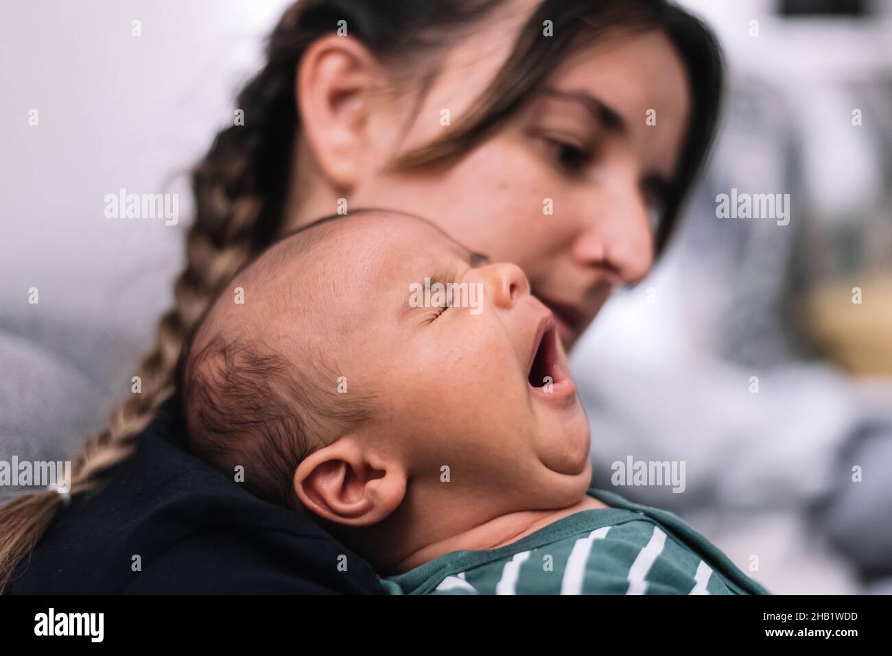 Retrato de madre y bebé. Bostezando bebé Foto de stock