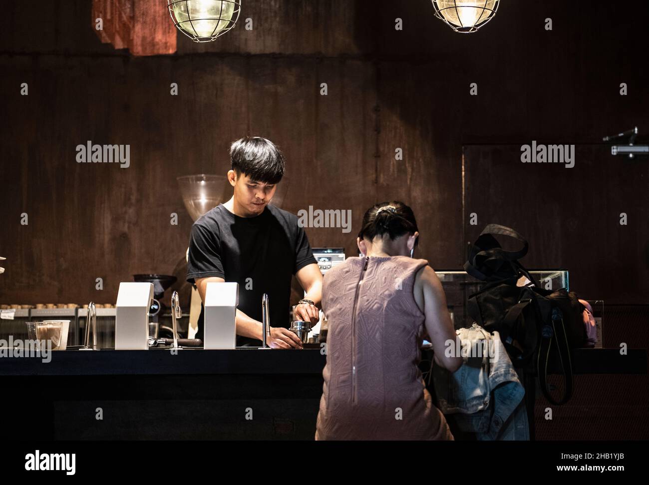 Barista está preparando café en el café hipster de Bangkok Foto de stock