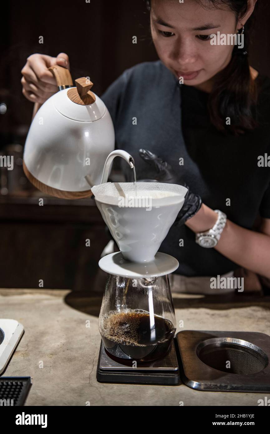 Barista que prepara café de goteo en la cafetería de Bangkok Foto de stock