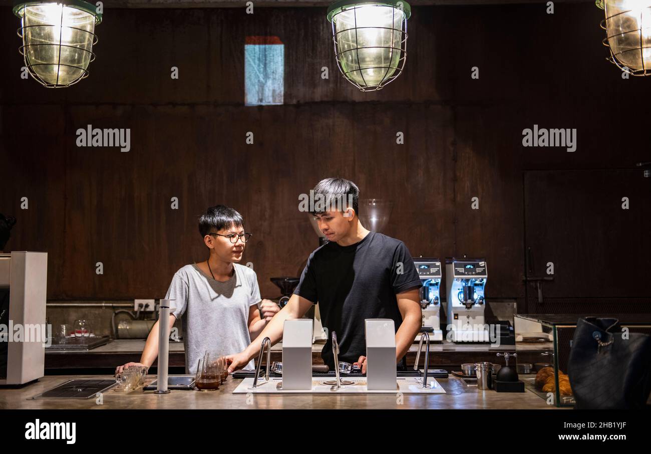 Barista está preparando un café y un laboratorio de café Foto de stock