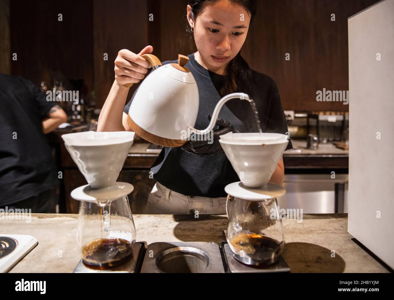 Barista que prepara café de goteo en la cafetería de Bangkok Foto de stock