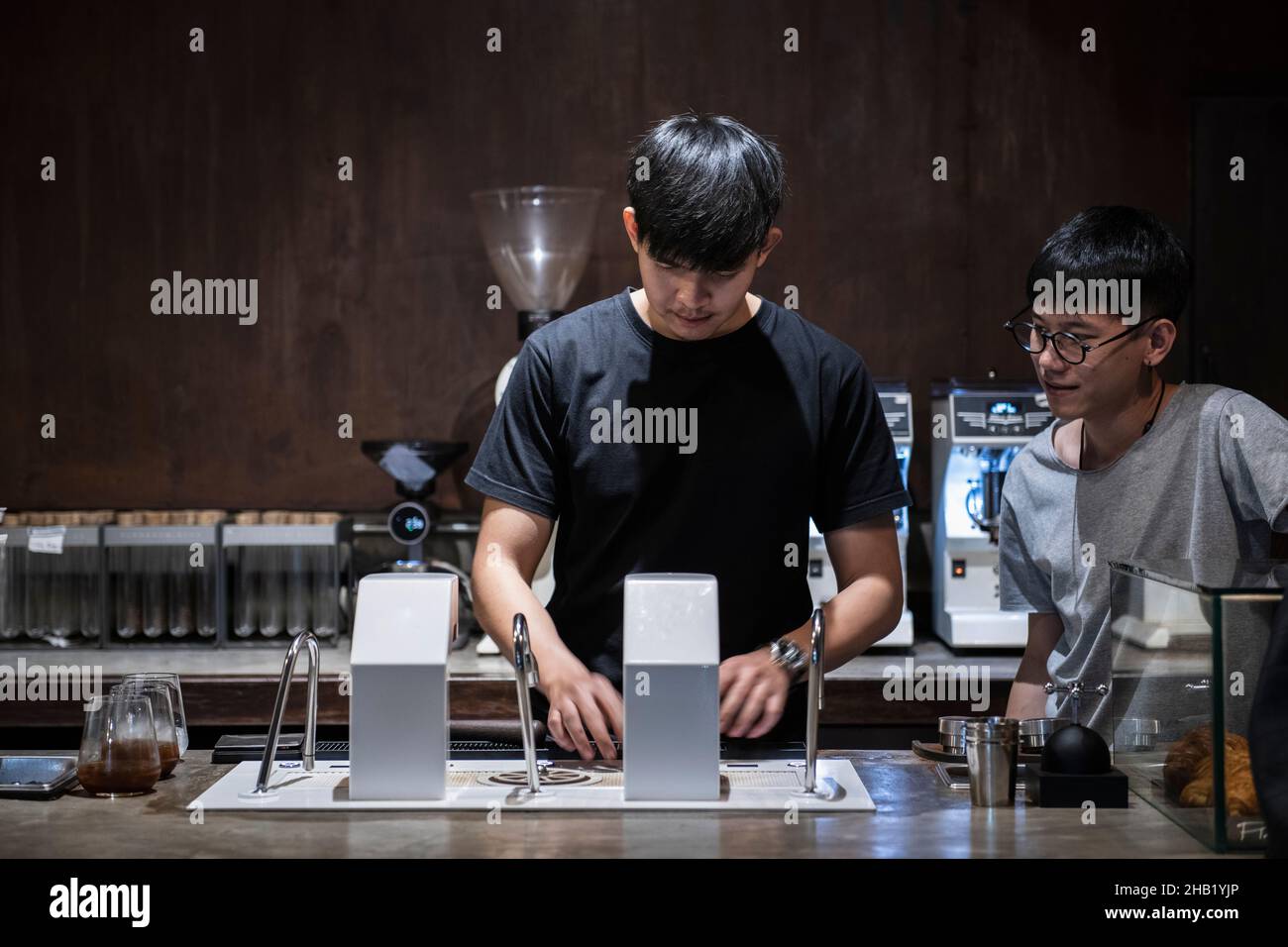 Barista está preparando un café y un laboratorio de café Foto de stock