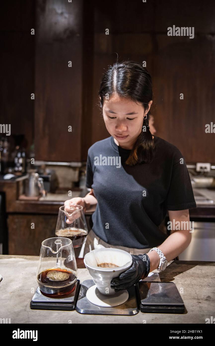 Barista que prepara café de goteo en la cafetería de Bangkok Foto de stock