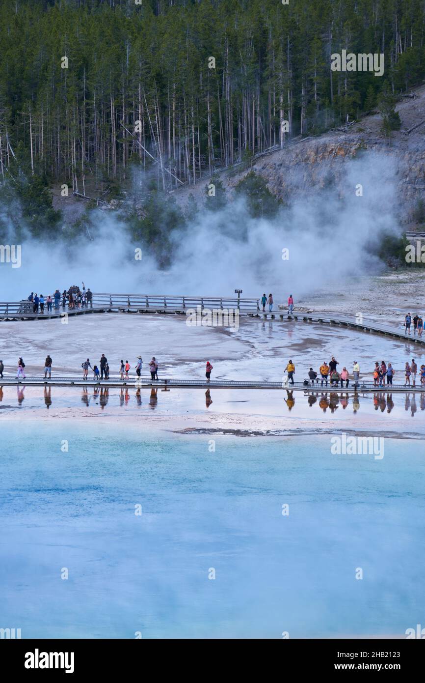 Gente en el paseo marítimo entre Grand Prismatic Spring y el Excelsior Geyser Crater, Parque Nacional Yellowstone, Wyoming, Estados Unidos Foto de stock