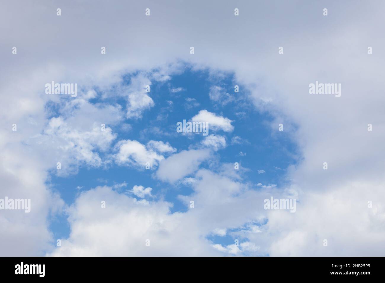 Cielo, azul, nubes, fuera, niebla, por, ven, círculo, símbolo, lotes, niebla de tierra, resolver, clima, azul claro, niebla, mejor, mejora, claro, claro, c Foto de stock