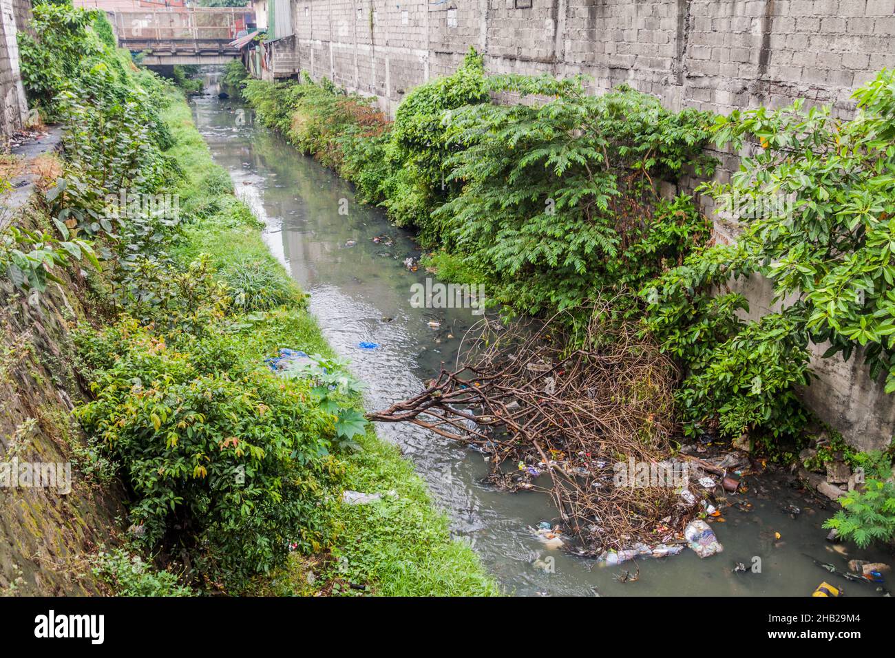 Lençol Metálico E Coberturas Ocas Casas-escuras Numa área Pobre Da Favela  Em Manila Foto de Stock - Imagem de linha, miséria: 183821898