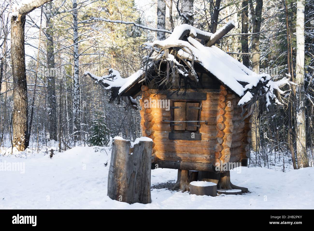 Cabaña de madera de la abuela Baba Yaga en el bosque en el parque natural Deer Streams en invierno. Según los cuentos de hadas Baba Yaga vive en una choza generalmente de Foto de stock