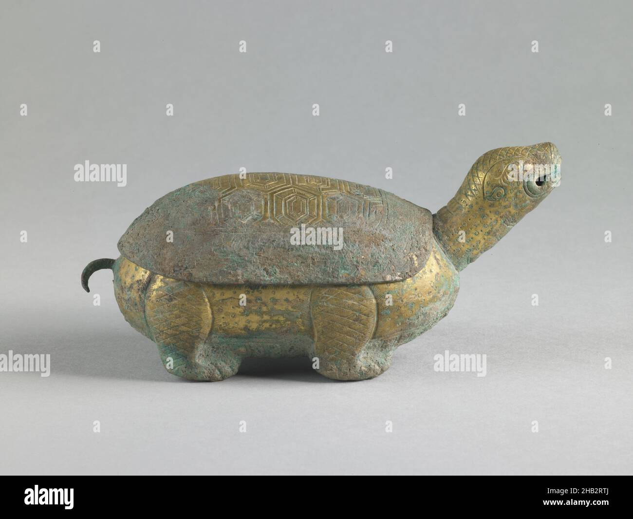 Caja cubierta en forma de tortuga, chino, dinastía Tang, 618–907, siglo  9th, Cobre con dorado, hecho en China, Asia, metalurgia, escultura, 3 x 3  3/16 x 6 5/8 pulg. (7,6 x 8,1 x 16,8 cm Fotografía de stock - Alamy