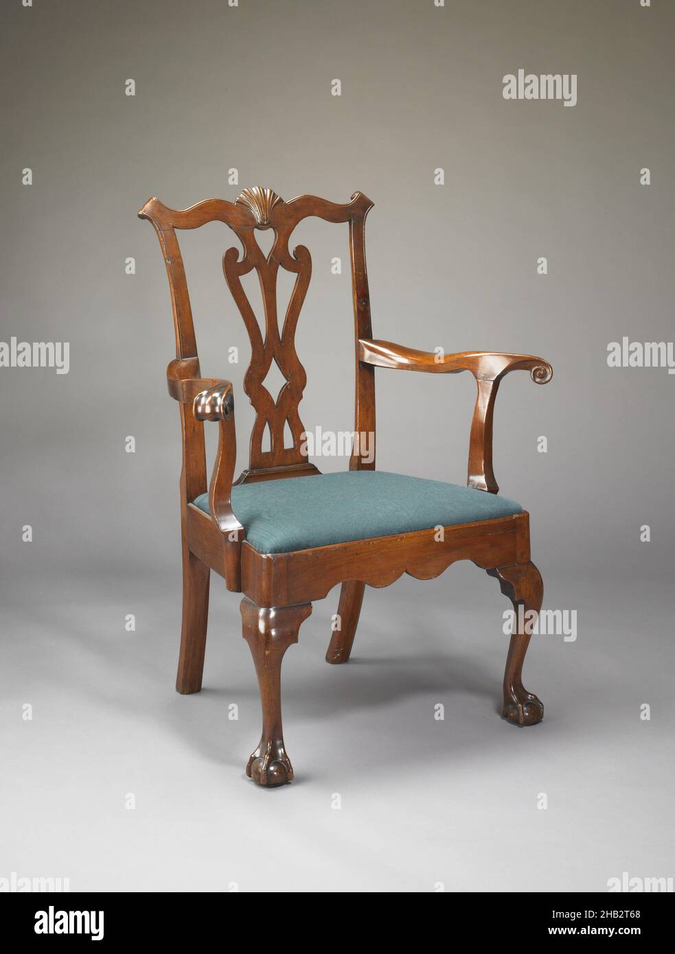 Sillón, americano, c.1745–65, nogal, pino, Reproducción de tela de  tapicería de damasco de lana, hecha en Filadelfia, Pensilvania, Estados  Unidos, América del Norte y Central, Muebles, 39 3/8 x 30 3/4 x