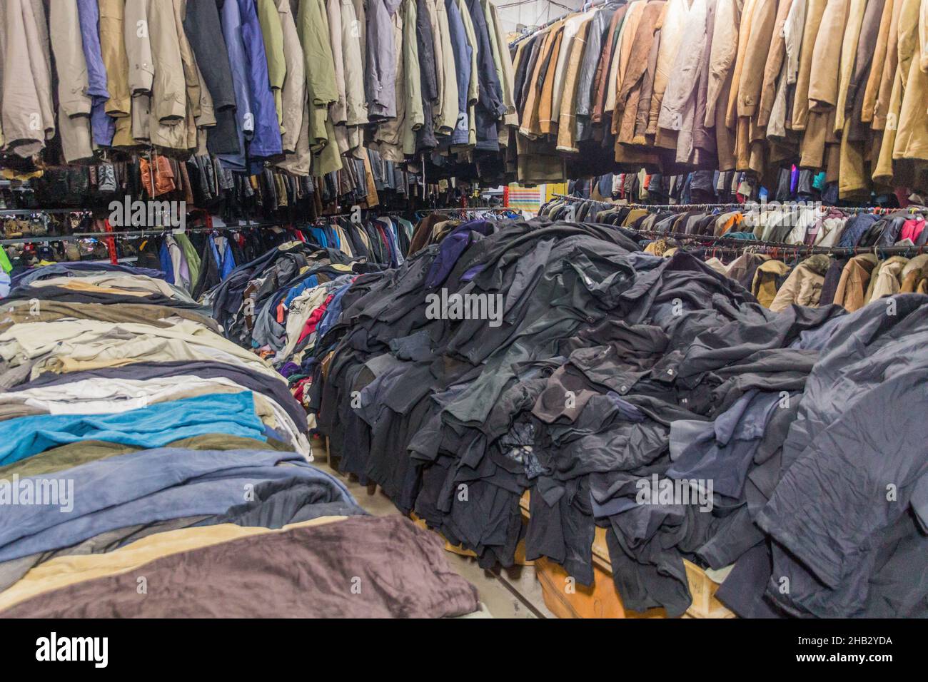 ARDABIL, IRÁN - 11 DE ABRIL de 2018: Mercancía en una tienda local de ropa en Ardabil, Irán Foto de stock