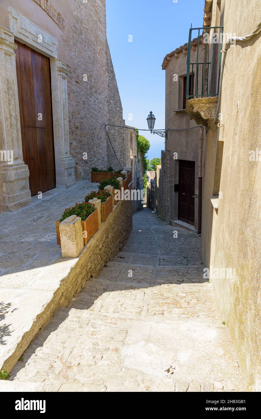 Paso estrecho entre los edificios de la famosa ciudad antigua de Erice, Sicilia Foto de stock