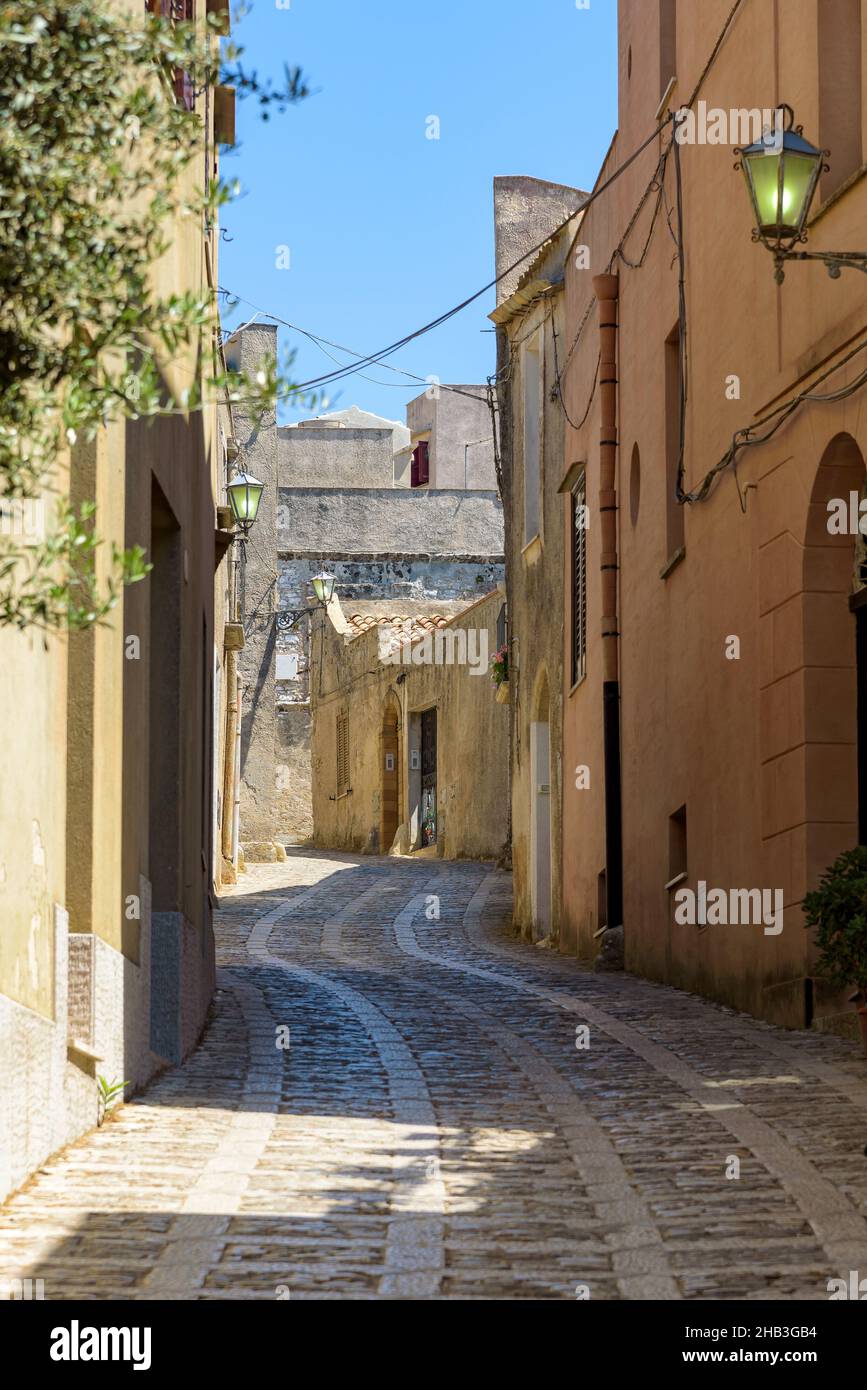 Calle estrecha en la famosa ciudad antigua Erice, Sicilia, Sicilia Foto de stock