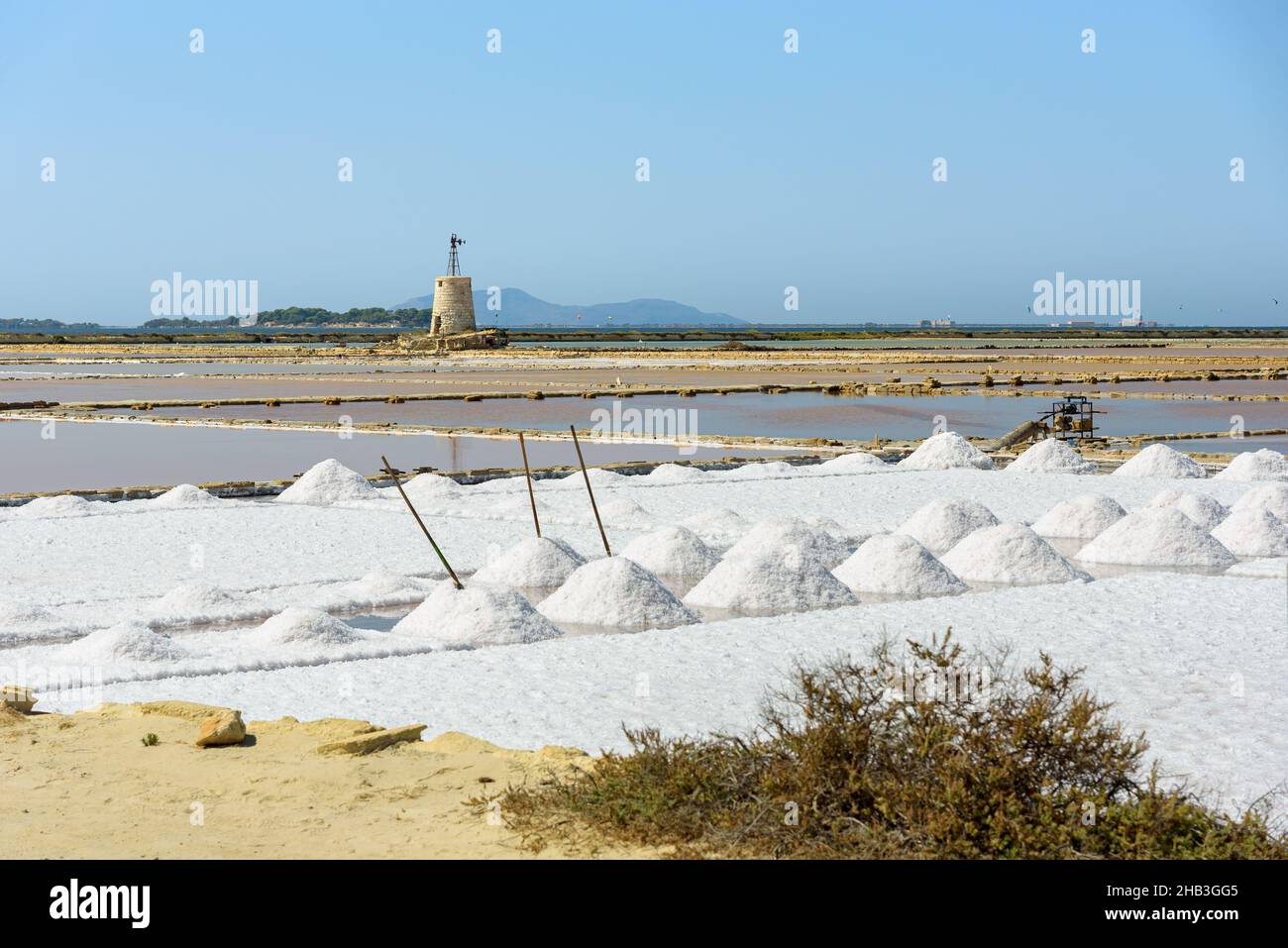 Estanque de evaporación de sal cerca de Trapani en la isla de Sicilia, Italia Foto de stock