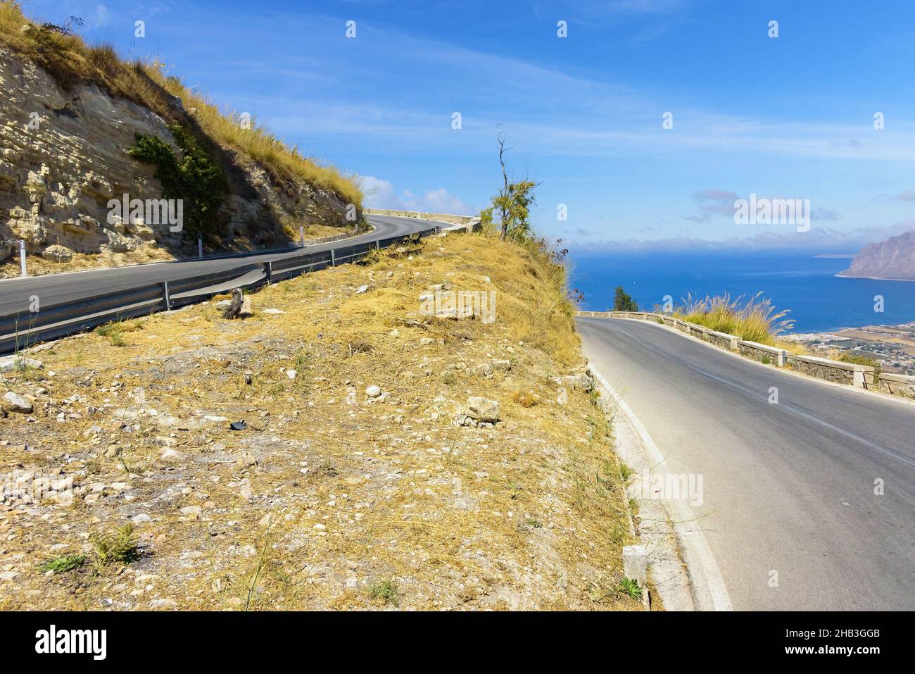 Carretera serpenteante a la famosa ciudad de Erice en Sicilia, Italia Foto de stock