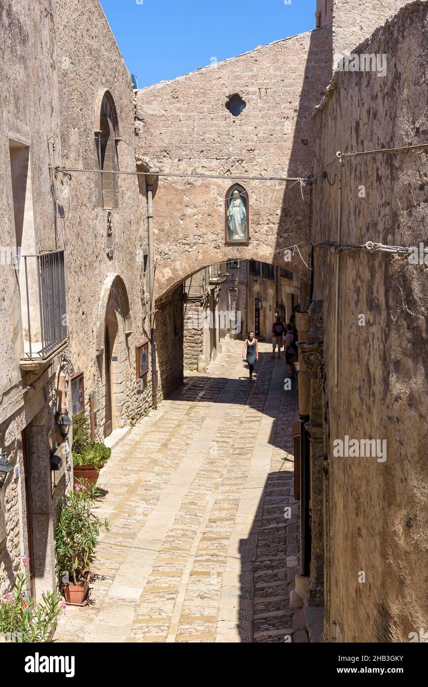 Erice, Sicilia, Italia - 25 de agosto de 2017: Paseo turístico Via Gian Filippo Guarnotti calle en el antiguo casco antiguo de Erice Foto de stock
